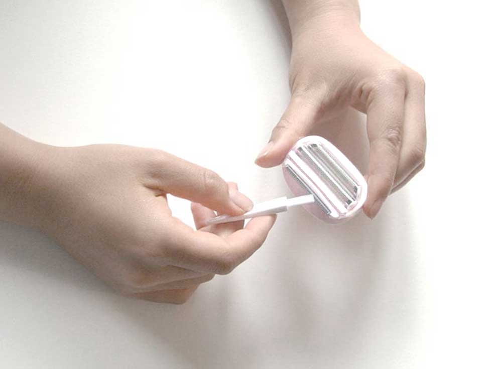 USB充電器とうれしいお手入れブラシつき