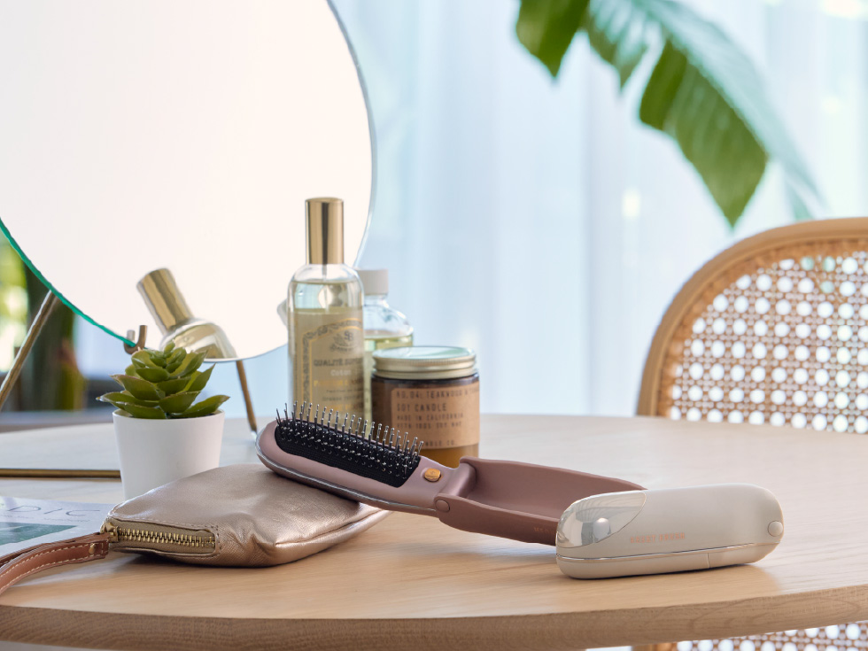 シリーズ150万台突破！*<br>
音波振動で髪への摩擦を低減する<br>
リセットブラシ