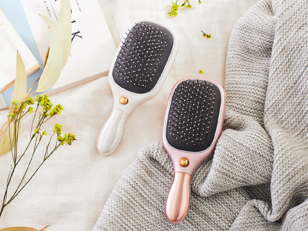 シリーズ150万台突破！*<br>
音波振動で髪への摩擦を低減する<br>
リセットブラシ