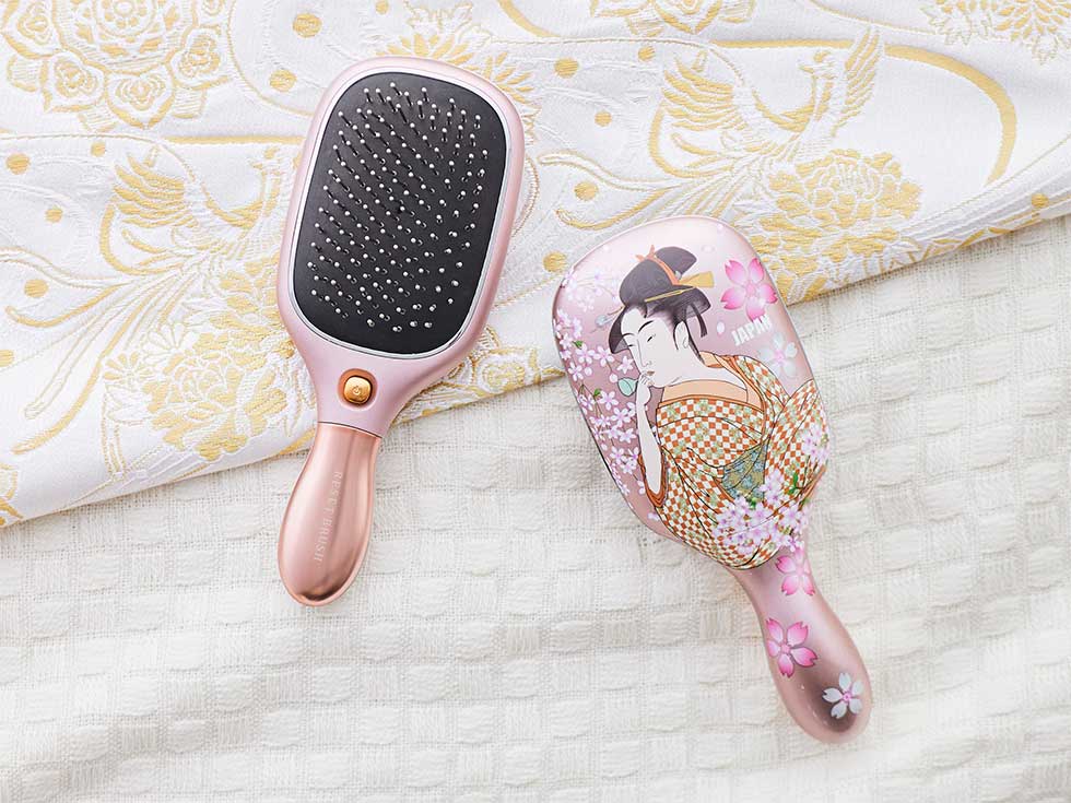 シリーズ150万台突破！*<br>
音波振動で髪への摩擦を低減する<br>
リセットブラシ