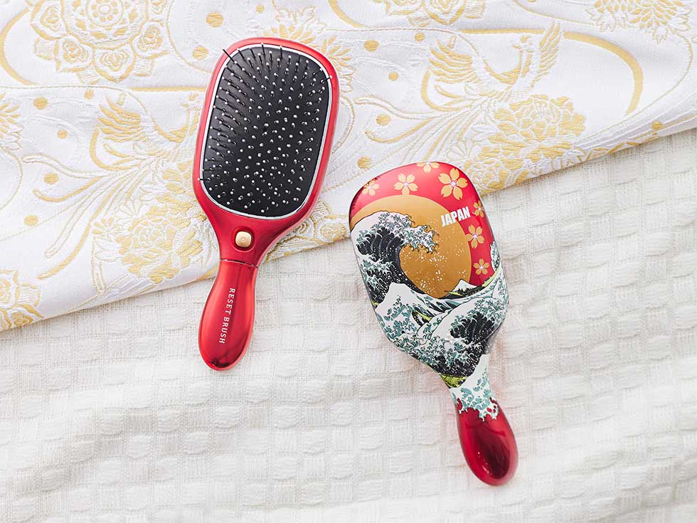 シリーズ150万台突破！*<br>
音波振動で髪への摩擦を低減する<br>
リセットブラシ