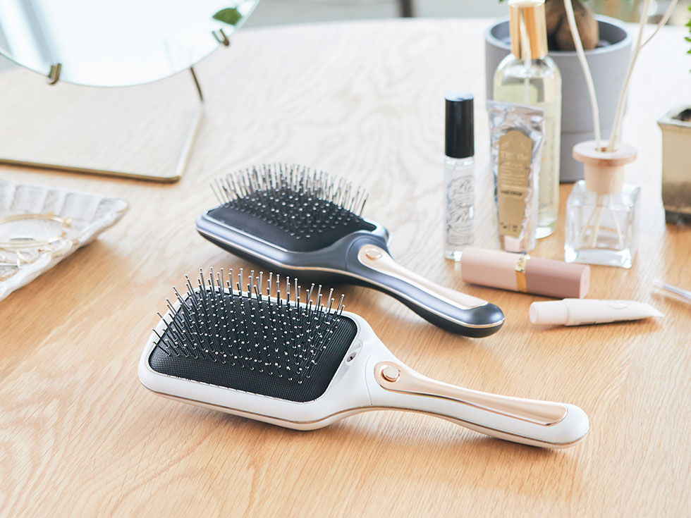 シリーズ150万台突破！*<br>
音波振動で髪への摩擦を低減する<br>
リセットブラシ