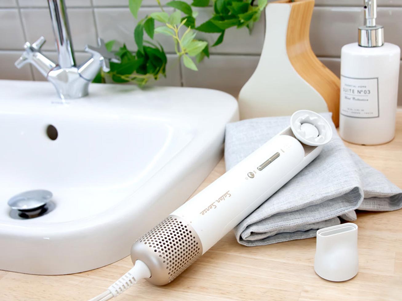 サロンセンス イオンバランスドライヤー KHD-9570 スリムドライヤーなら
「収納しやすい」
く