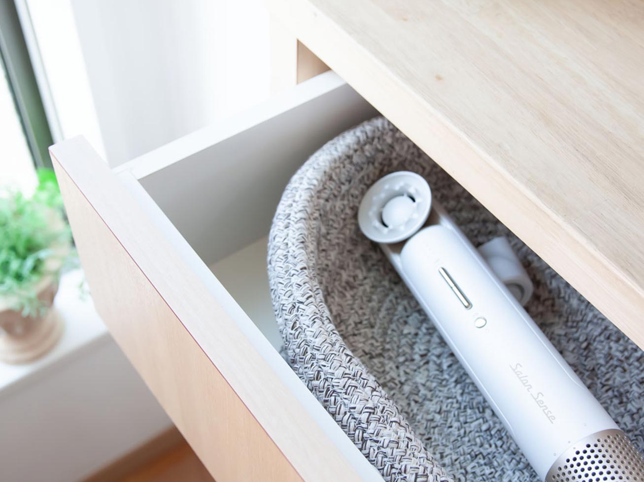 サロンセンス イオンバランスドライヤー KHD-9570 引き出しの中にも
すっぽり収まります。