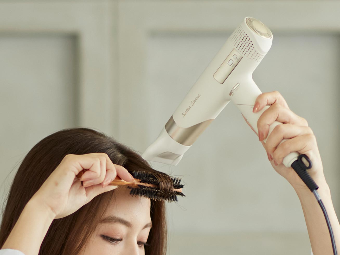 サロンセンス イオンバランスドライヤー KHD-9970 前髪のスタイリングにも