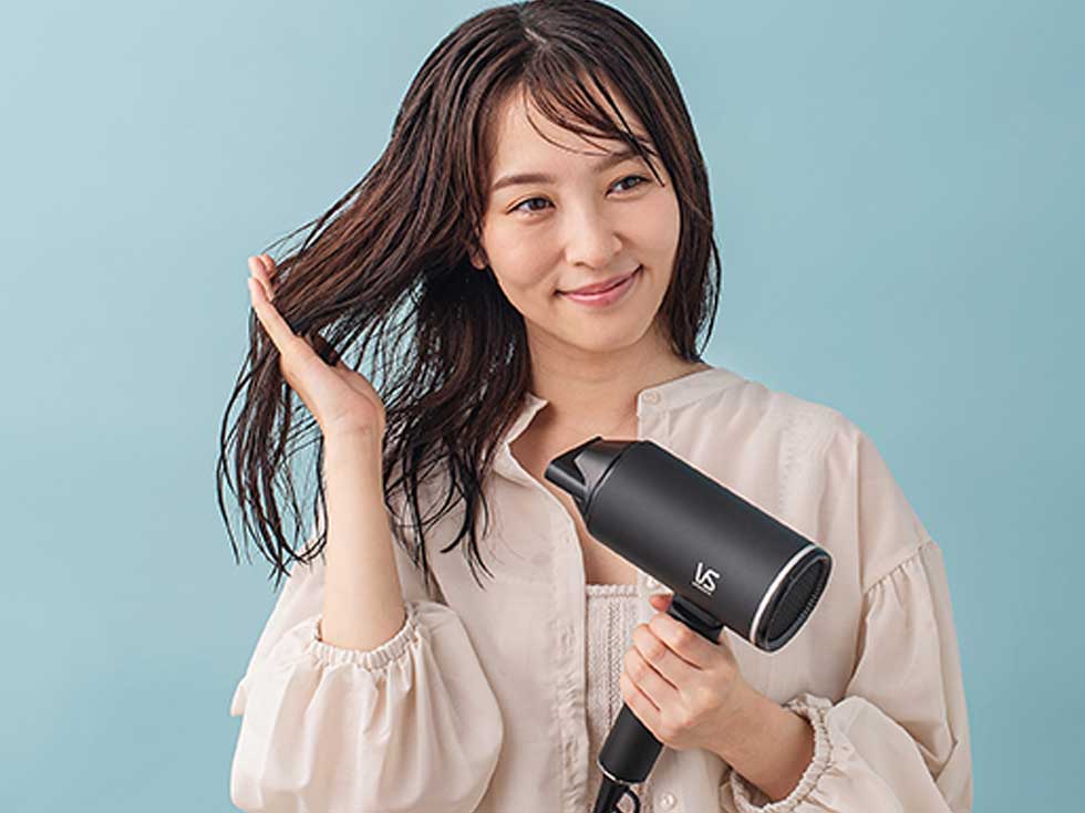 根元から毛先に向けて全体をドライ 