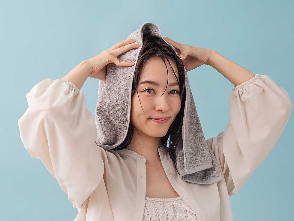 地肌を揉むようにタオルドライ 