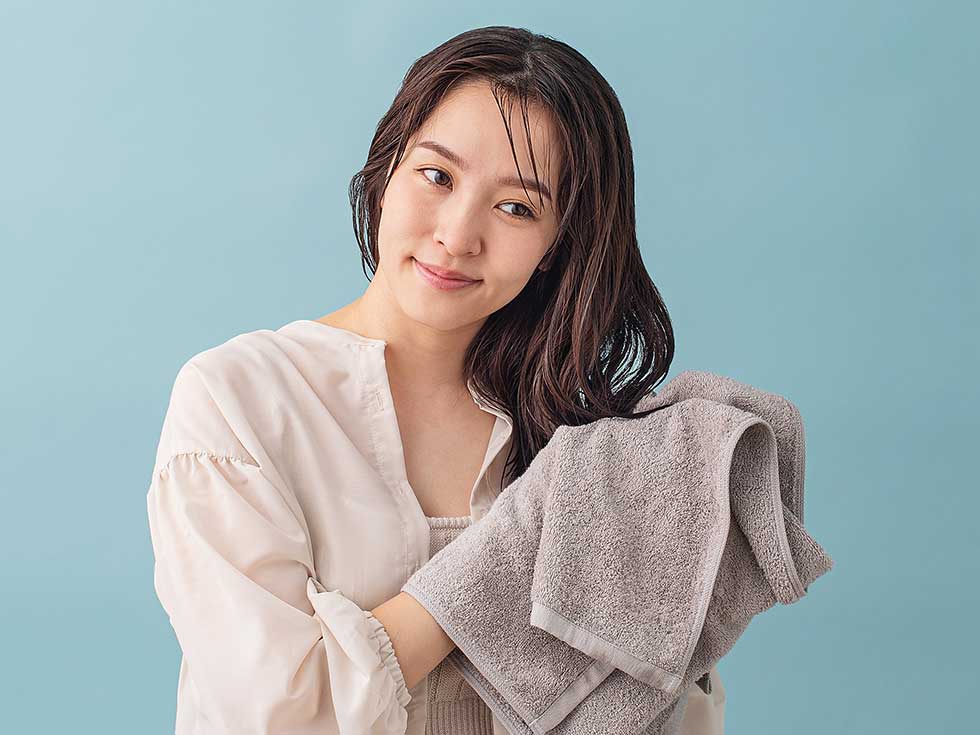毛先をタオルでおさえながら水分を取る