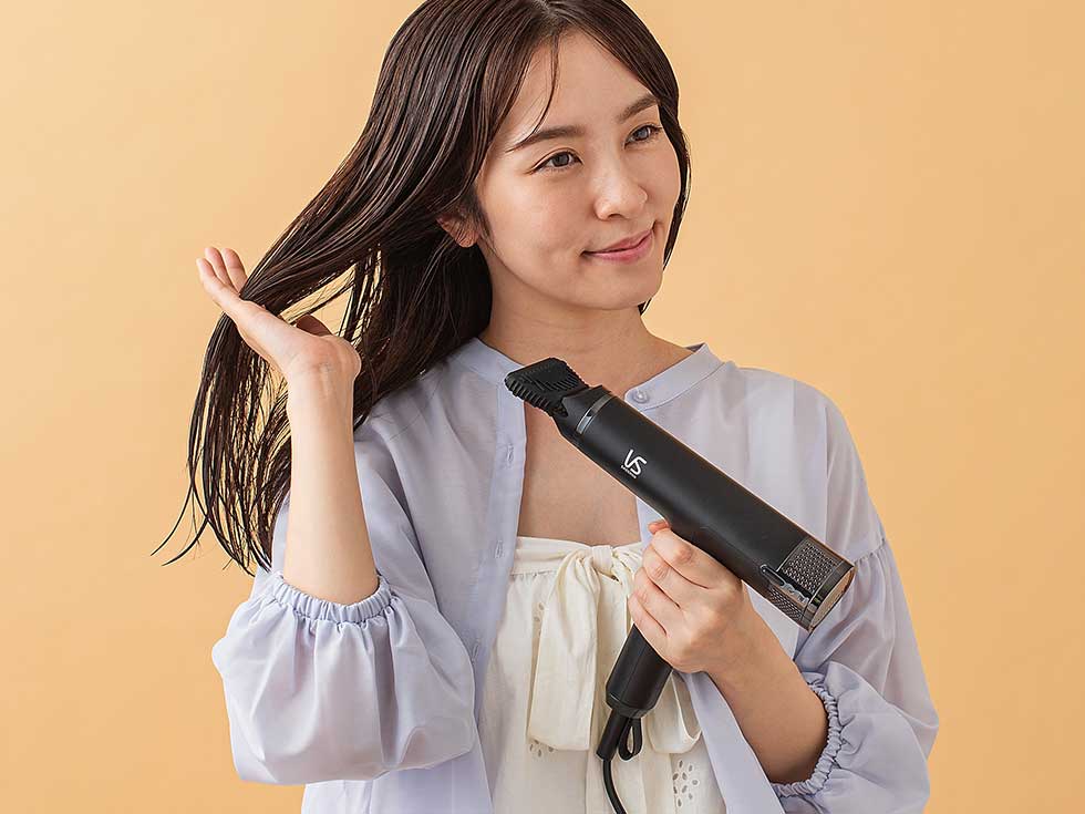 根元から毛先に向けて全体をドライ 