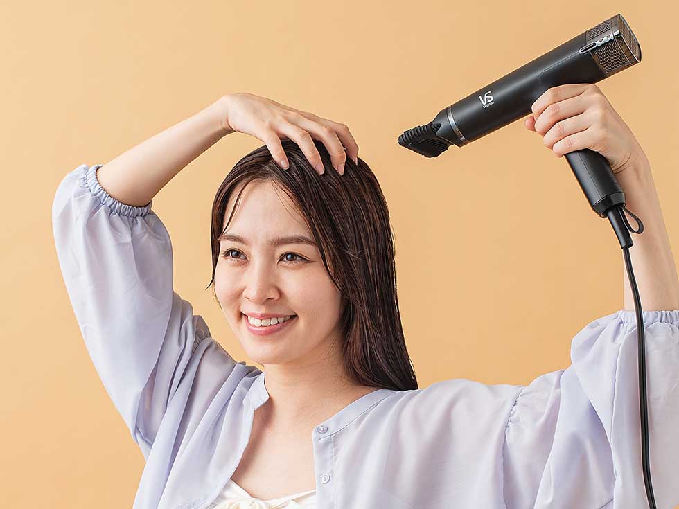 根元を持ち上げるようにしてトップをセット