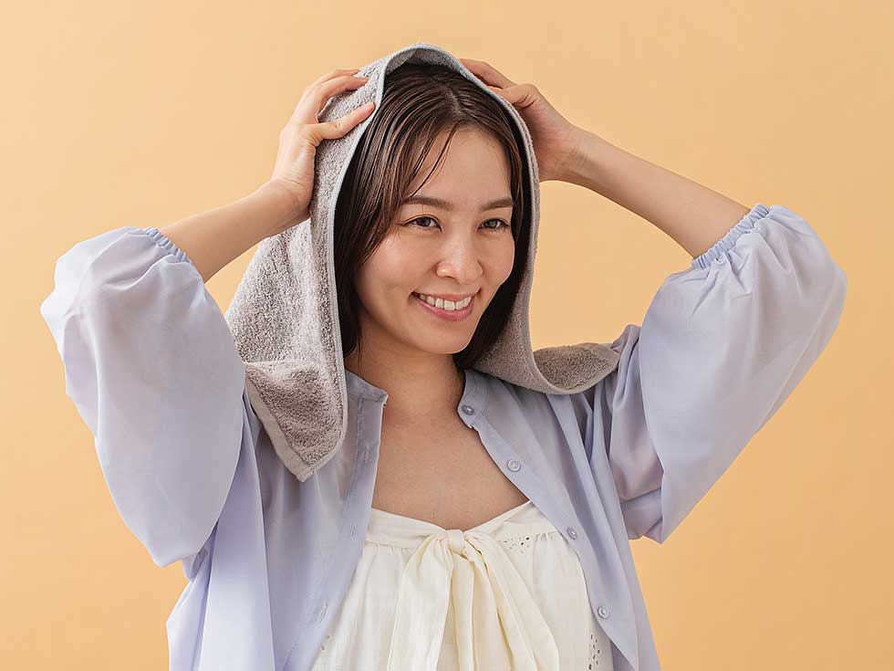 地肌を揉むようにタオルドライ 