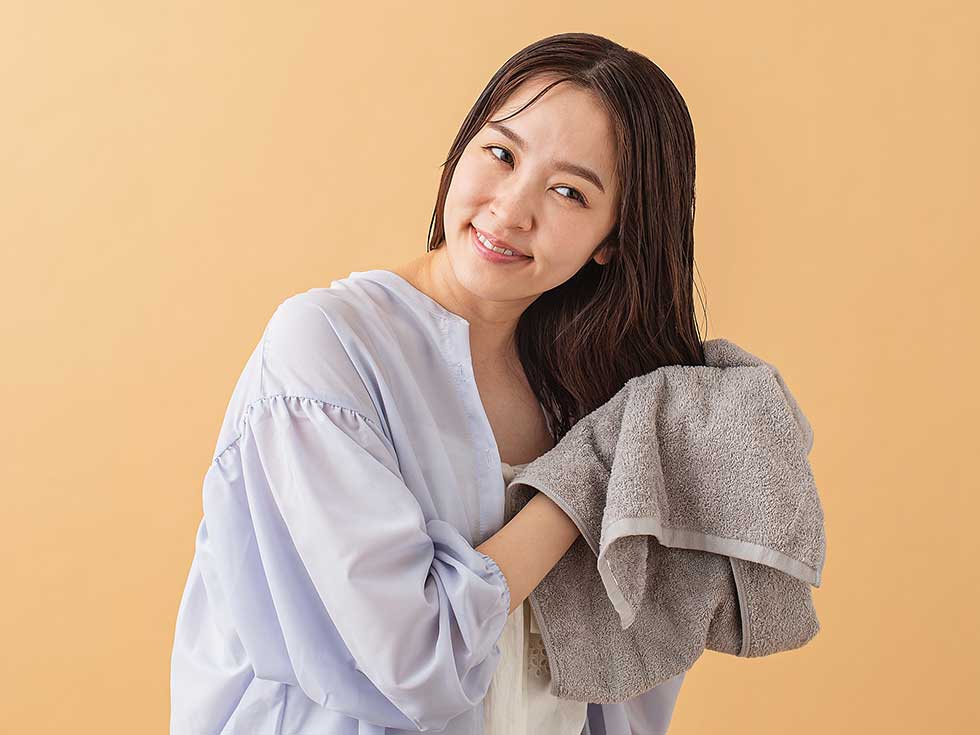 毛先をタオルでおさえながら水分を取る