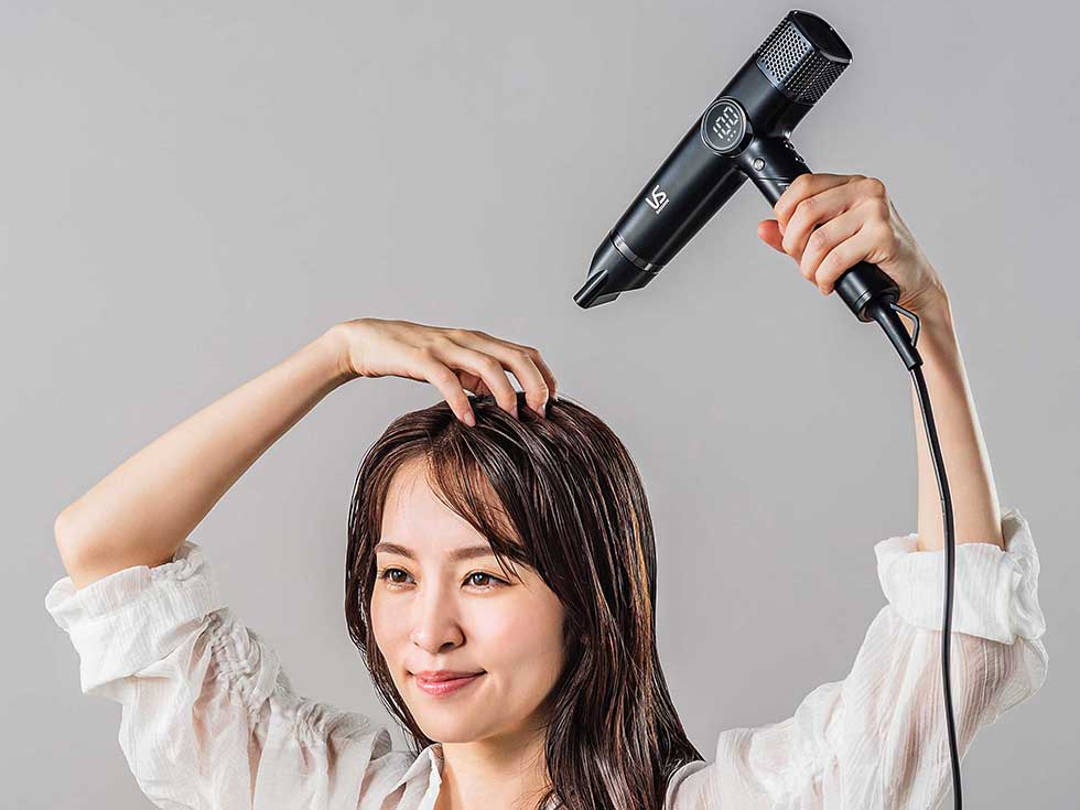 根元を持ち上げるようにしてトップをセット