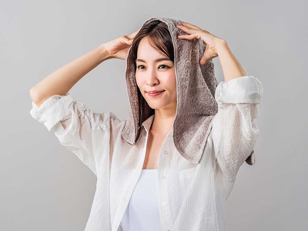 地肌を揉むようにタオルドライ 