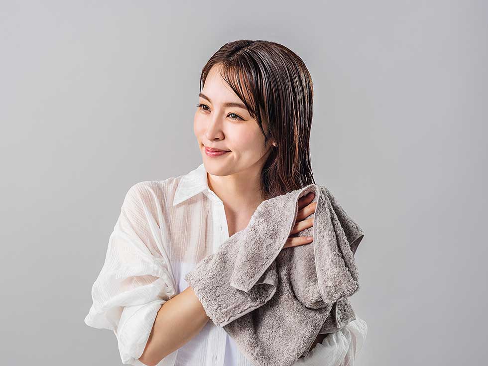 毛先をタオルでおさえながら水分を取る