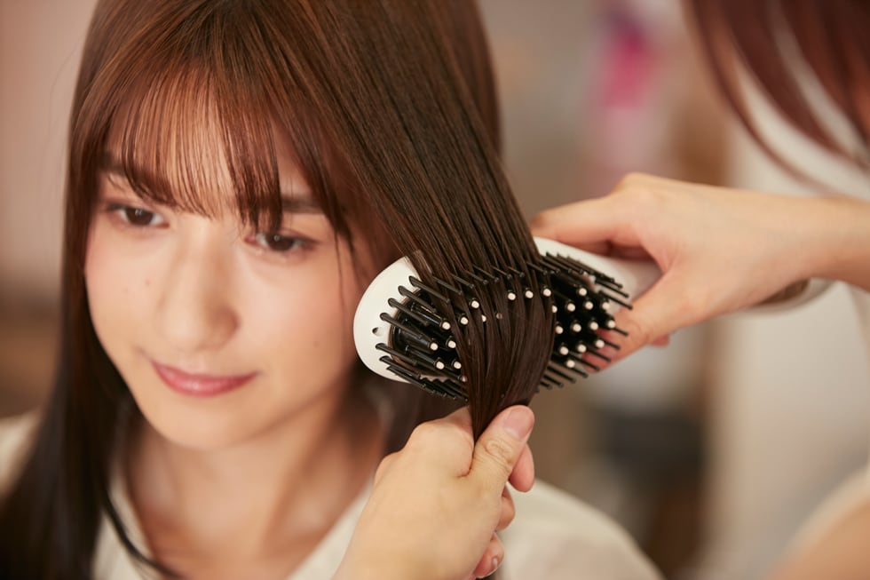 サロンセンス300 イオンバランス アイロンブラシ KHR-6910 イオンバランステクノロジーの魅力