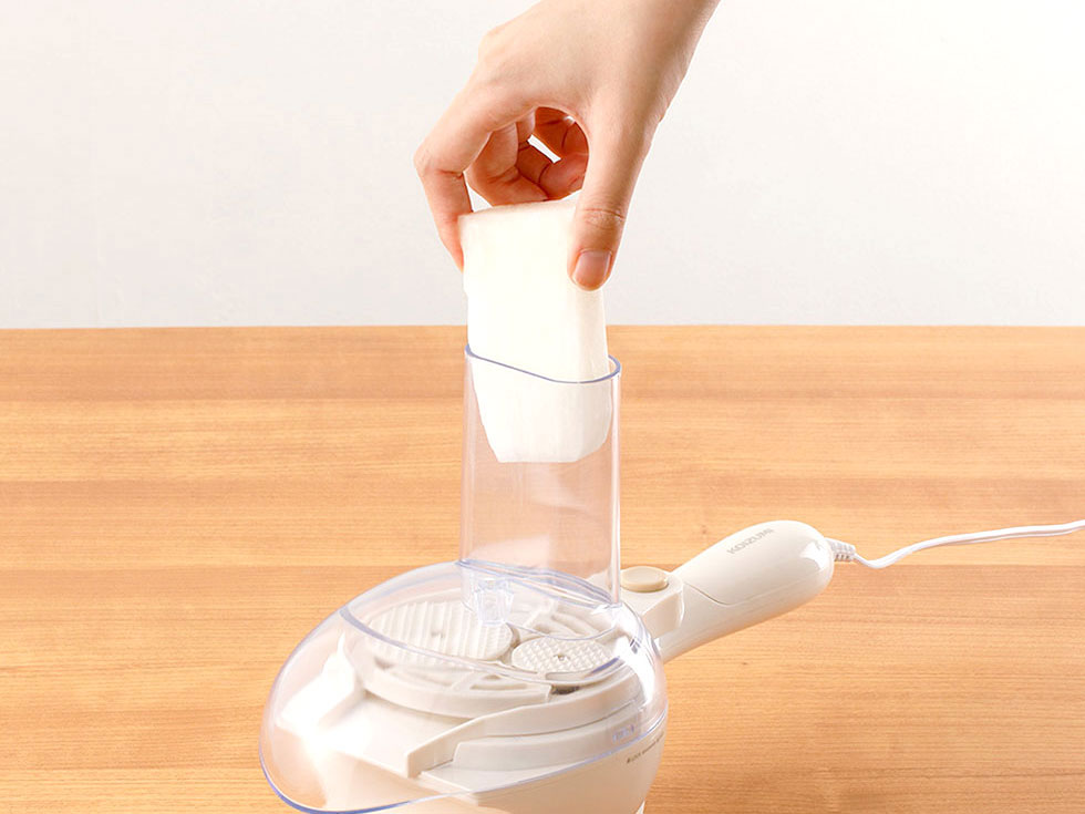 指定の大きさにカットした大根を投入口にいれる。