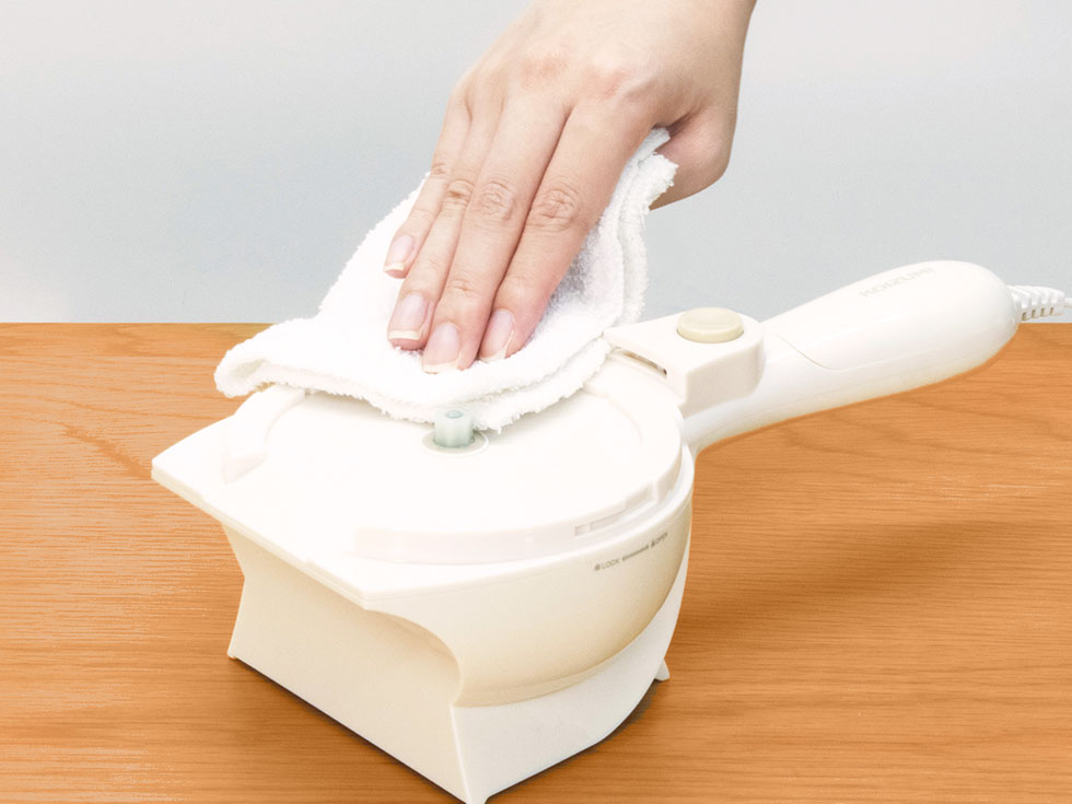 本体はかたく絞った布で拭いてください