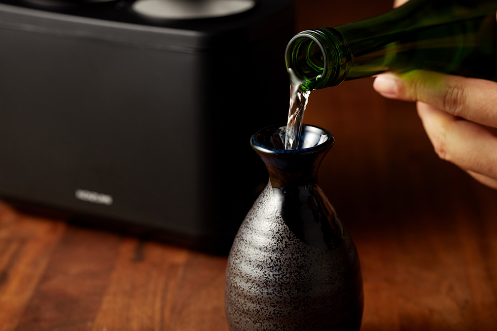 かんまかせ　KYS0401 徳利にお湯を注ぎます