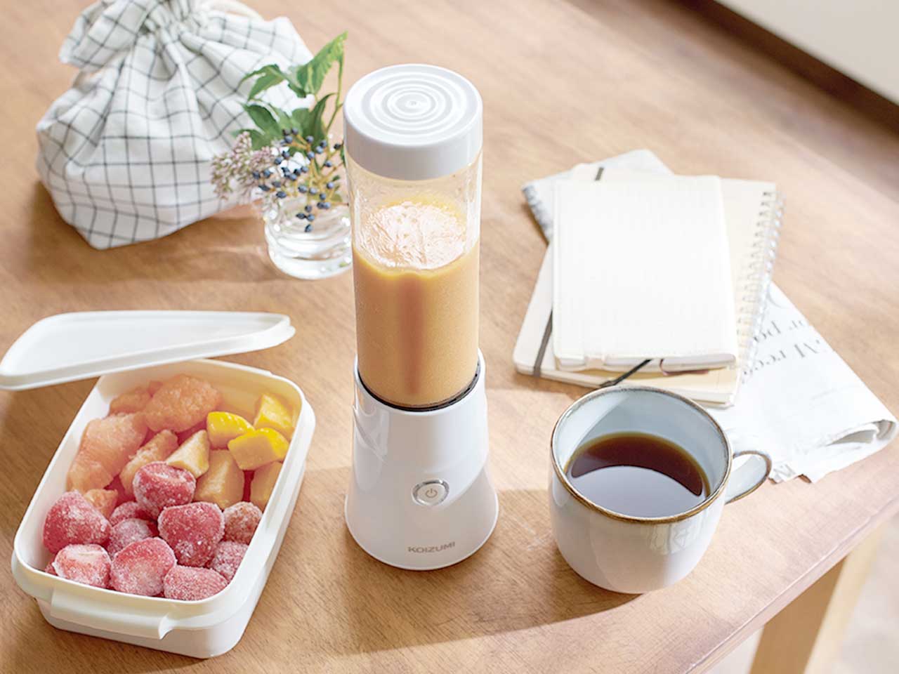 持ち運んでジムやオフィスでも手軽に使える。USB充電式コードレスボトルミキサーKMX-0300