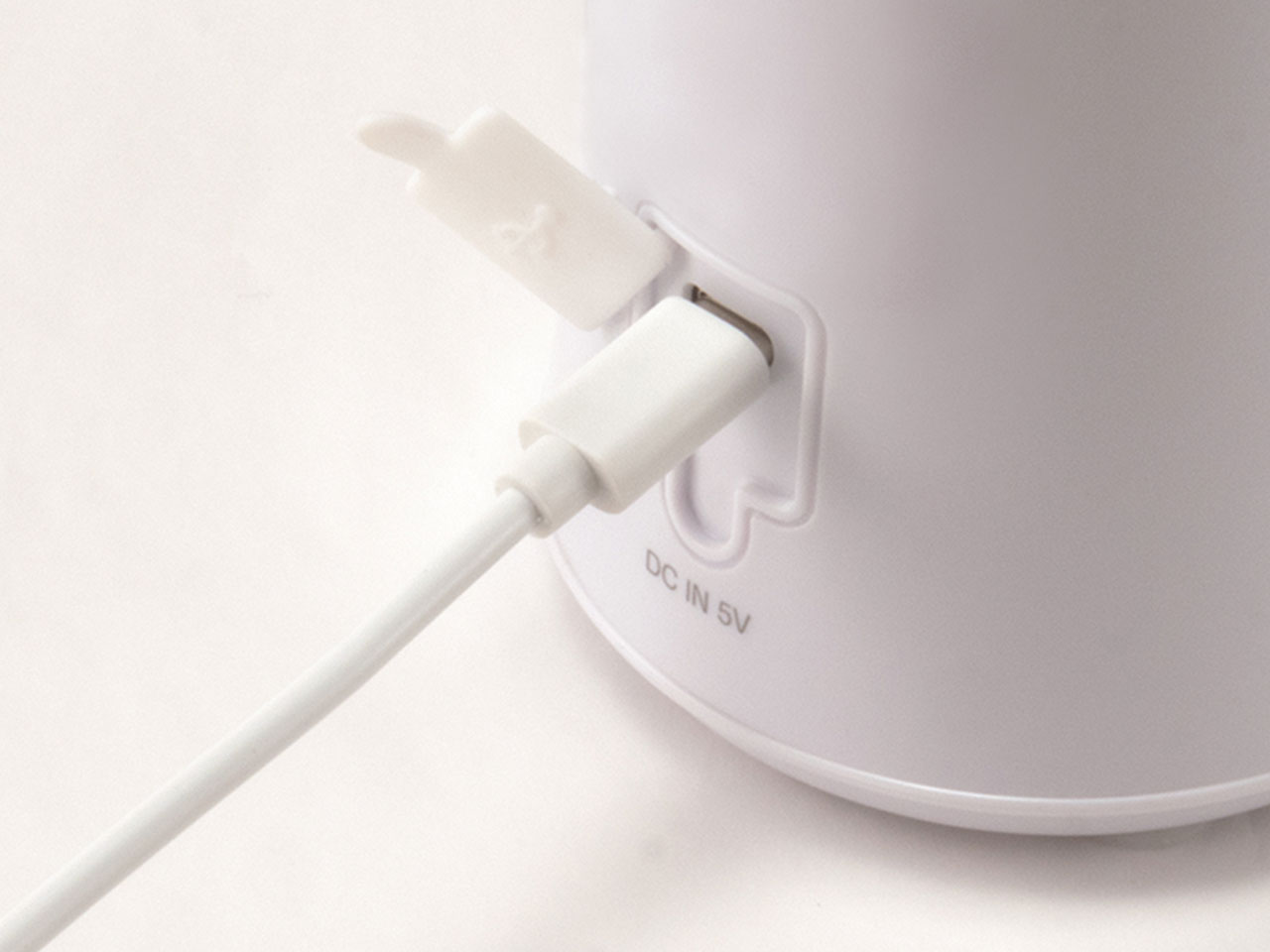 持ち運んでジムやオフィスでも手軽に使える。USB充電式コードレスボトルミキサーKMX-0300