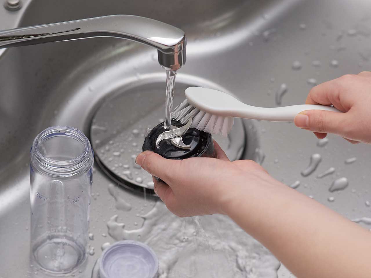 持ち運んでジムやオフィスでも手軽に使える。USB充電式コードレスボトルミキサーKMX-0300