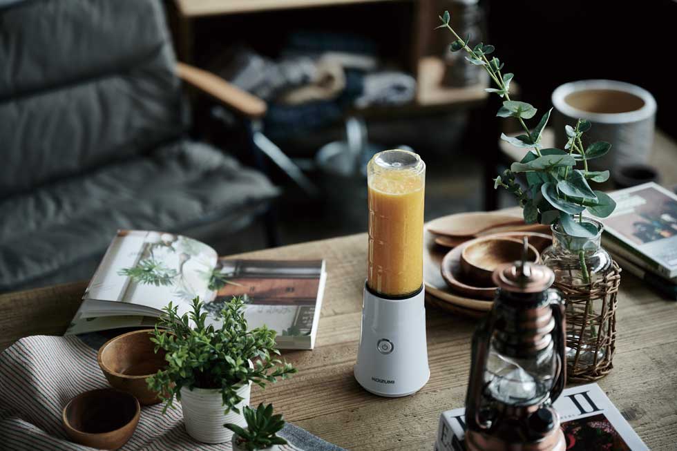 持ち運んでジムやオフィスでも手軽に使える。USB充電式コードレスボトルミキサーKMX-0300