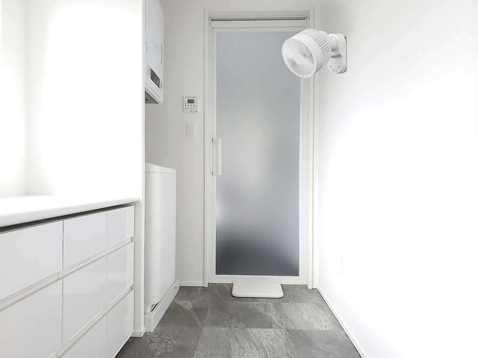 壁掛けサーキュレーター kcf1556 脱衣所設置イメージ