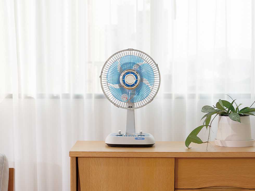 懐かしい雰囲気の昭和レトロデザインな扇風機 扇風機コイズミklf2056